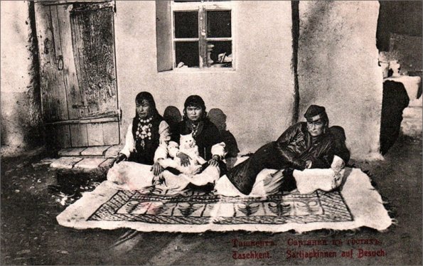 1914 Сартянки в гостях. Ташкент. Фото с сайта «Пермская трибуна»